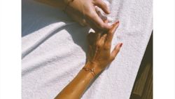 Hande Erçel ile Kerem Bürsin'den el ele tatil pozu