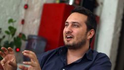 Barış Bıçakçı'nın yeni kitabı: Doğum Lekesi Gibi Bir Gülümseme
