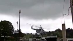 Meksika Donanması'na ait helikopter iniş yaptığı sırada düştü