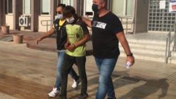 Aydın'da uyuşturucudan tutuklanan şahıs, gazetecilere ayakkabısını fırlattı