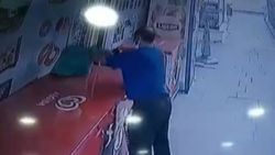 Küçükçekmece'de market sahibinin parasını alıp kaçan hırsız kamerada