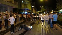 Antalya'da bir minibüs caddede olan insanları metrelerce sürükledi