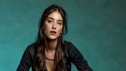 Hazal Kaya bambaşka biri oldu! Yeni saç stilini görenlerin gözü eski Hazal'ı aradı..