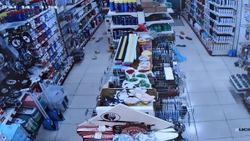 Kütahya'daki depremin şiddeti, Afyonkarahisar'da bir marketin güvenlik kamerasında