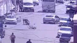 Şanlıurfa'da aniden açılan araç kapısına çarpan genç hayatını kaybetti