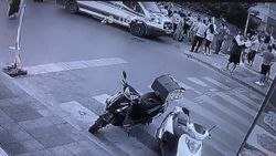 Ümraniye'de motosiklet bebek arabasına çarptı: Hamile anne sinir krizi geçirdi