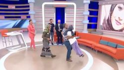Öfkeli baba evden kaçan kızına canlı yayında saldırdı