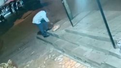 Sultangazi'de bir şahıs, yere düşen parayı ekmek poşeti ile çaldı
