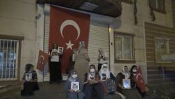 Diyarbakır'da evlat nöbetindeki aileler, HDP binasına Türk bayrağı astı