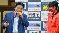 Japonya'da olimpiyat madalyasını ısıran belediye başkanı koronavirüse yakalandı