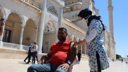 Adana'da namazı sonrası, seyyar aşı standında aşılama yapıldı