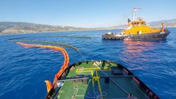 Suriye'den Akdeniz'e sızan petrolü 2 Türk gemisi temizliyor