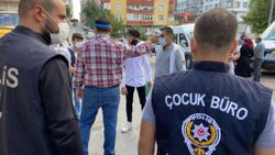 Esenyurt’ta polis ekipleri, okulun ilk günü denetim gerçekleştirdi