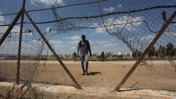 İsrail'de 6 Filistinli hapishaneden kaçtıktan sonra, Filistinliler tatlı dağıttı