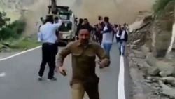 Hindistan'da toprak kaymasını görüntülemek isteyen grup, son anda kurtuldu