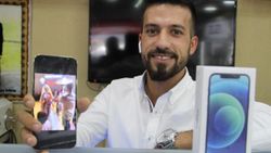 Antalya’da evlenen arkadaşına düğünde cep telefonu taktı