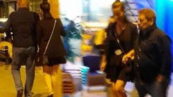Erman Toroğlu, genç sevgilisiyle el ele görüntülendi