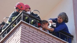 Kocaeli'de başı balkon demirine sıkışan çocuğu itfaiye kurtardı