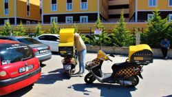 Kocaeli'de yan yola girmek isteyen motosiklet otomobile çarptı