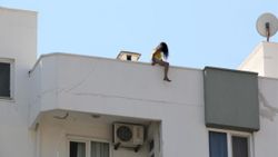Antalya'da evine haciz gelen genç kız çatıya çıktı