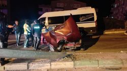 Bursa’da süratli giden otomobil kaza yaptı: Araçtan içki şişeleri çıktı