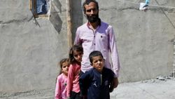 Ağrı'da eşini kaybeden adam, çocuklarına hem annelik hem babalık yapıyor