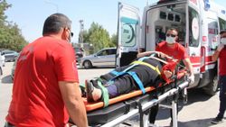 Elazığ’da seyir halinde ilerleyen otomobil, anne ve kızına çarptı