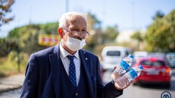 İstanbul'da 50 yıldır kravatını çıkarmayan su satıcısı
