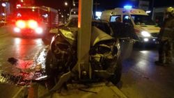 İzmir'de yön levhasına çarpan otomobil hurdaya döndü
