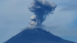 Meksika'da Popocatepetl Yanardağı'nda art arda patlamalar