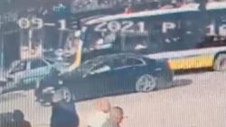 Bursa'da lüks otomobilin çarptığı genç, havaya fırlayıp yere düştü