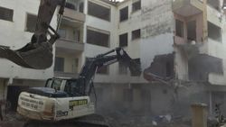 Büyükçekmece'de hasarlı binaların yıkımı devam ediyor