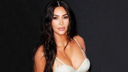 İkidir yüzünü saklıyor! Kim Kardashian operasyon mu geçirdi?