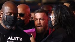 Conor McGregor ve Machine Gun Kelly arasında fotoğraf kavgası