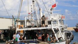 Mersin'de av yasağı kalktı, balıkçılar ağlarını denize attı