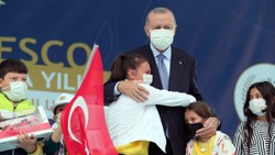 Kırşehir'de Cumhurbaşkanı Erdoğan'a çocuklardan yoğun ilgi