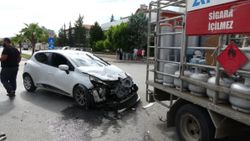 Antalya'da otomobil, aniden dönen kalkışan tüp yüklü kamyona çarptı