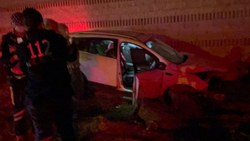 Bursa'da ciple duvara çarpan sürücü olay yerinden kaçtı