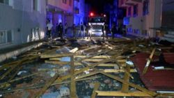 Sultangazi'de fırtına nedeniyle çatılar uçtu