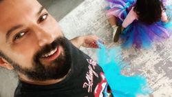 Tarkan tütü etekle poz verdi
