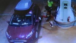 Tokat'ta bir akaryakıt istasyonunda kadın sürücü otomobilini tekmeledi