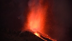 Kanarya Adaları'nda lavlar püskürünce 5 bin kişi tahliye edildi
