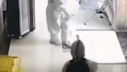 Çin'de tek başına karantinaya alınan çocuk