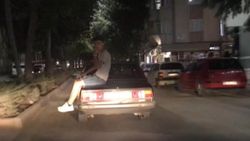 Elazığ'da otomobilin üzerinde tehlikeli yolculuk kamerada