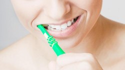 Diş etlerine zarar vermeden diş nasıl fırçalanır? Doğru diş fırçalama yöntemi 