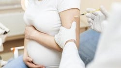 Bakan Koca'dan flaş uyarı! Hamileler koronavirüs aşısı olabilir mi?
