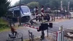 Hollanda'da bir kadın trenin altında kalmaktan son anda kurtuldu