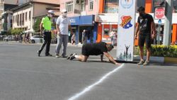 Aydın'da fenalaşan koşucu yarışmayı emekleyerek kazandı