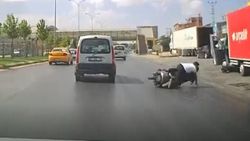 Gaziantep'te motosikletli iki genç, yola dökülen yağ nedeniyle kayarak savruldu
