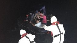 Muğla'da can salına bindirilip denizin ortasına bırakılan göçmenler kurtarıldı